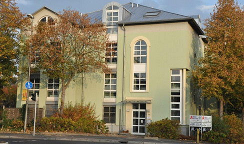 Suitable for students/young professionals! Spacious, bright 6-room apartment with balcony and fitted kitchen.