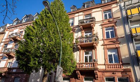 Charming 3-room maisonette apartment with a balcony and city views in Frankfurt's Nordend-Ost district.