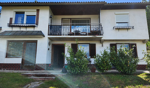 Detached house, 188m², with a plot of land of 1,460m², including a carport and garage – enjoys a beautiful location with views.