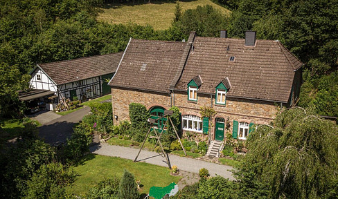 Large detached house with a spacious plot of land, situated in a secluded location – Eifel region.