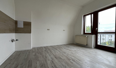 Erstbezug nach Sanierung - Großzügige 3-Raumwohnung in Zwickau-Nord im DG