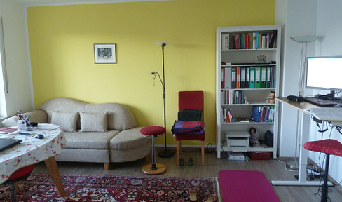 Helle 2-Zimmerwohnung in zentraler, ruhiger Lage mit Balkon, Loggia, Blick ins Grüne und Stellplatz