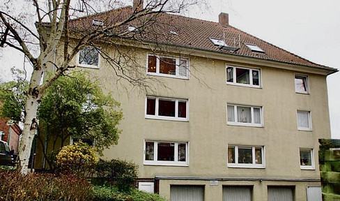 Well-maintained attic apartment with a fitted kitchen – ideal for couples, singles, or as a shared living space.