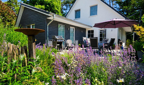 New, high-quality detached house with 5 rooms, built in 2016/2022, energy efficiency class B, in an excellent location. Location: 21244 Holm-Seppensen.