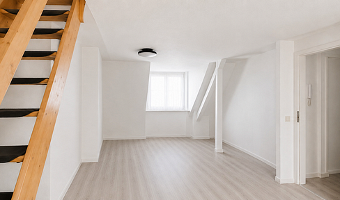 Renovierte Einzimmerwohnung mit Spitzgiebel mit guter Unianbindung