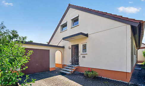 Provisionsfreies Einfamilienhaus mit Einliegerwohnung und Garage