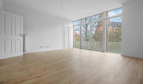 Renovated one-bedroom apartment with a new built-in kitchen.