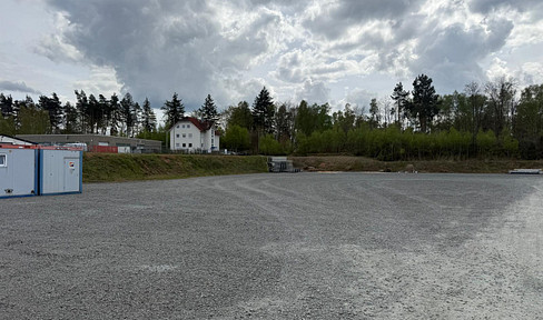 2,400 square meters of commercial space near the A6 highway – flexibly divisible – with truck access.