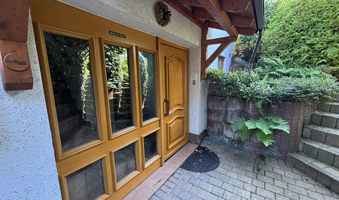 Versatile and spacious property in a quiet and desirable location: Your new home or a smart investment opportunity!