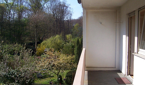 Plenty of space and views of greenery: Your renovation project in a quiet, desirable location.