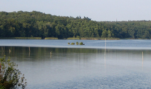 3-room apartment in Heinersdorf, near the lake, with optional parking space, garden, and more.