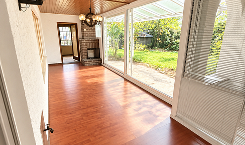 Detached single-family bungalow with a garage, located in the Waldstadt district of Kleinostheim, available without the need for a real estate agent.