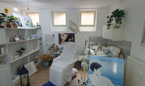 Commission-free: 65 m² retail space / office / practice space near the university – possibility to take over an existing cosmetics studio!