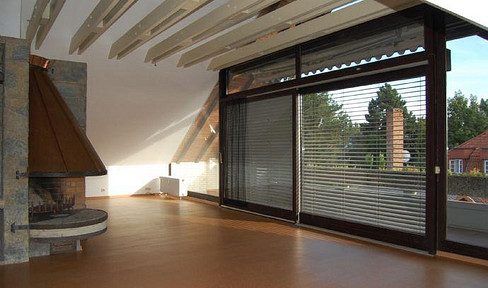 Exclusive 3-room apartment with studio, balcony, fitted kitchen, and fireplace.