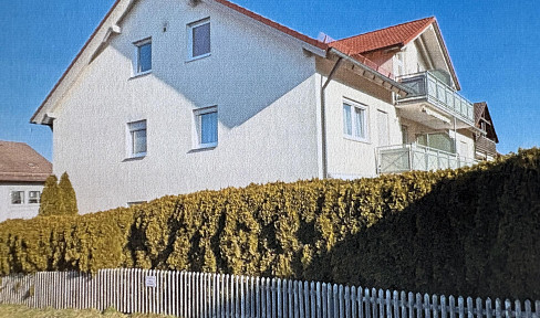 Gepflegte 2,5-Zimmer-Dachgeschosswohnung mit Südbalkon, zwei Stellplätzen und Einbauküche