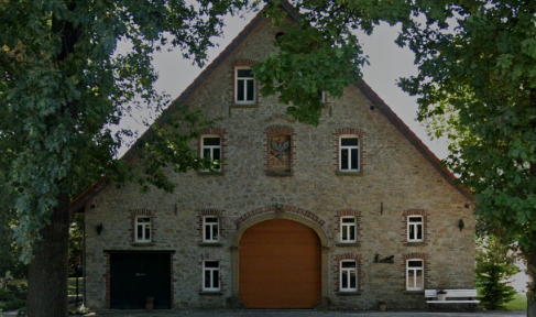 Warehouse space, 150–350 m², with an electric sectional door. Located on the city border between Osnabrück and Georgsmarienhütte.