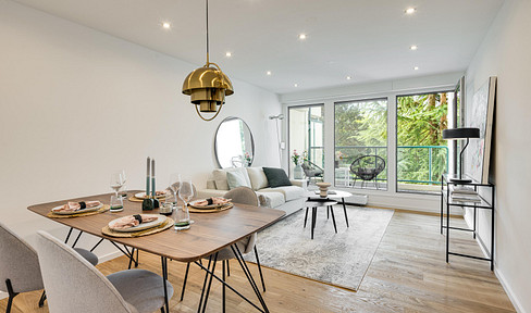 Exquisitely renovated 3-room apartment with a designer kitchen and marble bathroom – your new home in a green setting.