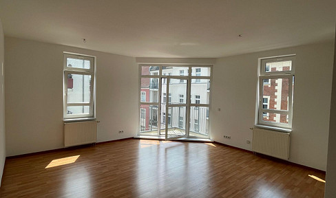 Spacious 3-room apartment with balcony, available for purchase. **No agency fees.**