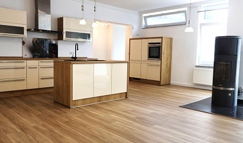 Hell geschnittene 105 m² Einliegerwohnung mit Terrasse & Wohnküche