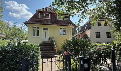 Stylish detached house with a 1,800 m² south-facing plot and high-quality finishes.