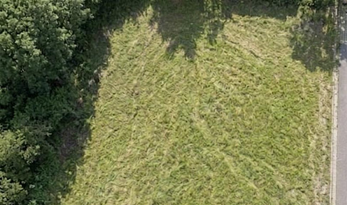 Commission-free: A developed building plot of 800 m² (suitable for a detached or semi-detached house) with a south-facing garden, located in a quiet cul-de-sac.