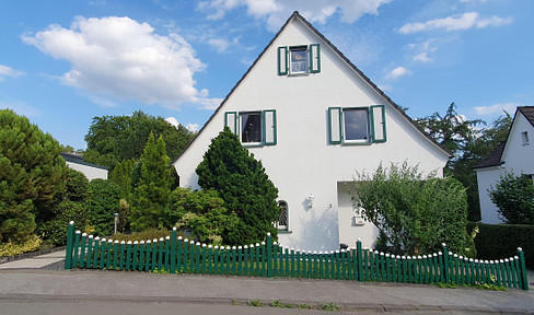 Detached single-family house with a separate apartment, swimming pool, and large garden, located in the southern part of Remscheid.