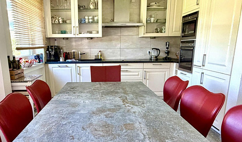 Quiet, green, and centrally located 3-room apartment, 74 square meters, with a southwest-facing loggia near the Grafenberger Forest.