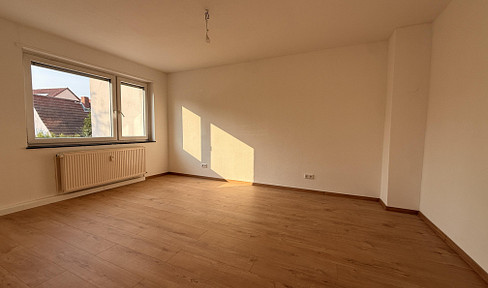 Erstbezug nach Renovierung: 2 Zimmer, neue Einbauküche, Loggia und Gartenmitbenutzung
