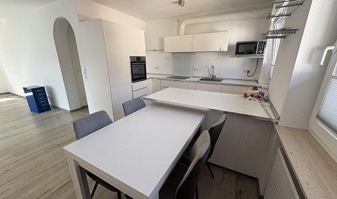 Zweitbezug nach Sanierung, Balkon und Garten: Stilvolle 4-Zimmer-Wohnung mit Stellplatz, Bad Vilbel