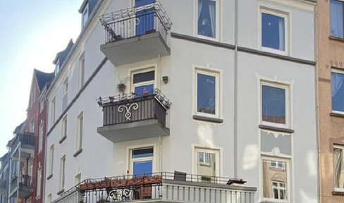 Suitable for shared accommodation (WG). Charming apartment in a renovated older building with 2 balconies, 3-4 rooms, fitted kitchen, and a bathroom with a bathtub.