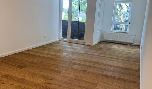 Completely renovated 2-room apartment with a balcony, fitted kitchen, and a parking space in an underground garage.