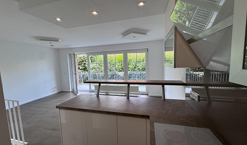 Bright and spacious 2.5-room maisonette apartment with a terrace and garden – newly renovated and available immediately.