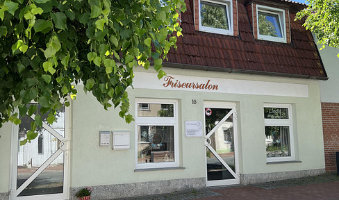 Residential and commercial building, top-renovated apartment available immediately! Suitable for personal use or as an investment property.