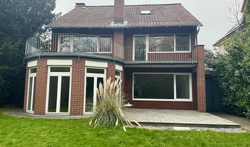 Spacious single-family home with a basement, garden, and garage, located near the city center.