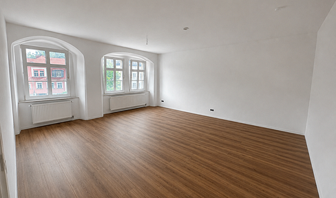 First occupancy after renovation: 4-room apartment in a historic building, 93 m², 1st floor – located directly on the market square in Weida.