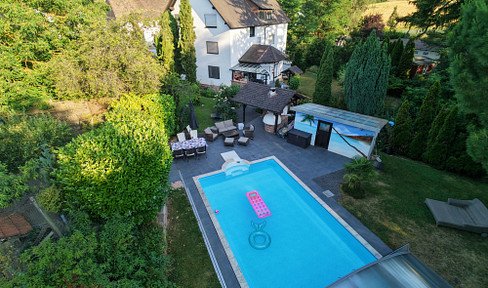 Wohnen am Wasser: Ehemaliges Mühlenanwesen mit Pool, Bachgrundstück und 3 Wohneinheiten