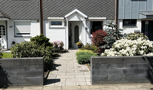 Commission-free apartment for rent. 150 square meters of living space. 230 square meters of land. Location: Kattenesch.