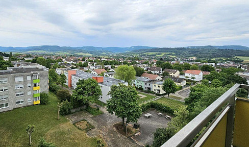 Komplett renovierte 3-Zimmer-Wohnung mit Panoramablick, Einbauküche & Garage