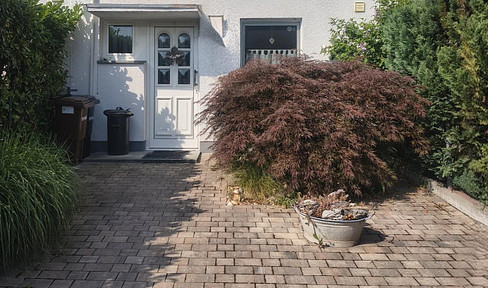 Modernized semi-detached house in a quiet location.