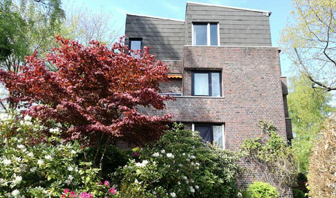 Centrally located in Alt-Rahlstedt, in a quiet area next to a nature reserve, 1-room apartment.