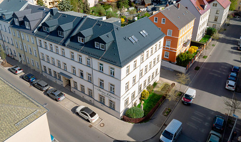 Versatile office and practice space with approximately 202-302 square meters, including elevator access, available for rent.
