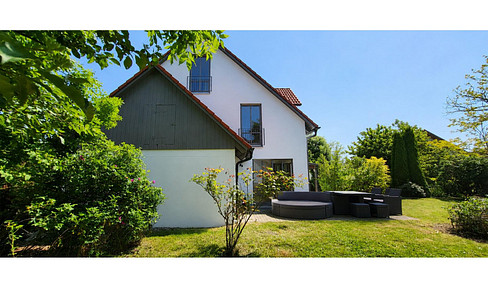 Family-friendly detached house with a beautiful garden – walking distance to daycare centers and elementary schools, 5 minutes to the A8 highway, 40 minutes to Munich.