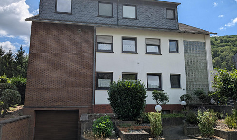 Eigentumswohnung mit doppelgarage und großen Garten/Bauland