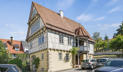 Versatile single-family home with a gallery, sauna, and a separate apartment.