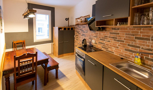 Beautiful 2.5-room apartment, centrally located, with fitted kitchen.