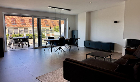 Penthouse with sauna, fireplace, smart home features, and 2 underground parking spaces, located directly next to the St. Franziskus Hospital.
