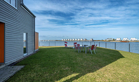 Directly on the waterfront: Holiday home with an exceptionally large outdoor area in ORO – commission-free.