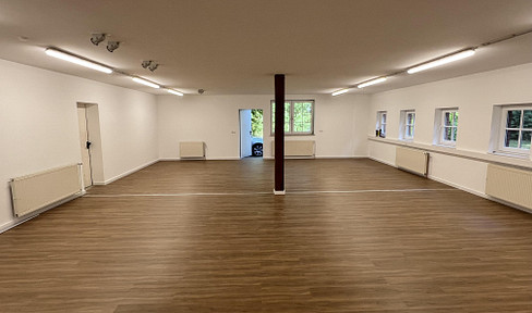 100 square meter office/commercial space for rent: Available for the first time after renovation.