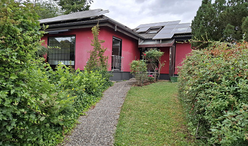 Charming bungalow in a dream location near a nature reserve – 4,500 m² property with a photovoltaic system and a sunroom.
