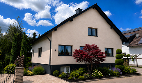 Modern 4-room attic apartment with garden, located in a quiet, upscale residential area.